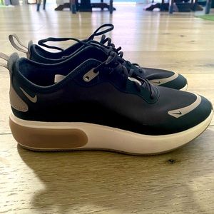 Casual Nike air maxes